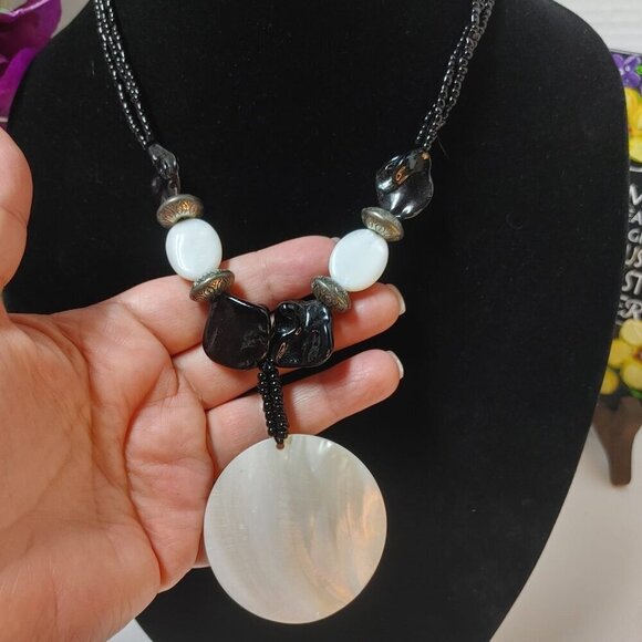 2/$30 Black & White Necklace w/ Round Mother Of Pearl Pendant 17.5in - Picture 5 of 7
